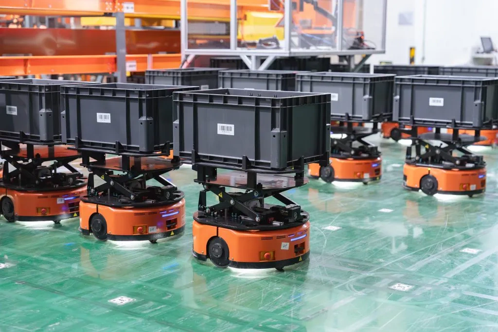 Robot vận chuyển thùng hàng trong kho tự động